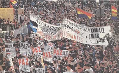 スペイン　2003年3月20日マドリードで、米国による対イラク攻撃に抗議して集まった人々